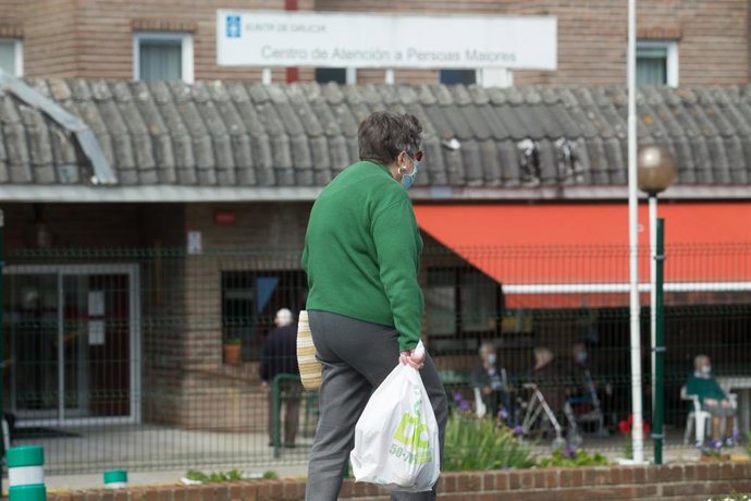 Una mujer mayor camina cerca de las inmediaciones de la residencia geriátrica de As Gándaras, a 17 de abril de 2021, en Lugo, Galicia (España).