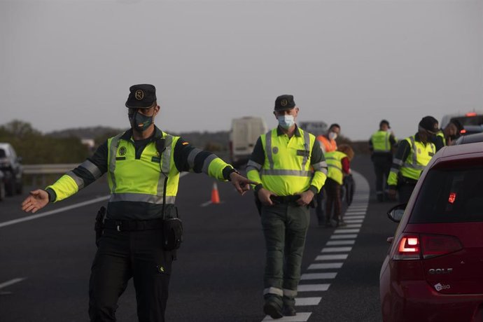 Agentes de la Guardia Civil durante un control de movilidad en la Autovía de la A-66 dirección Sevilla en las inmediaciones del El Ronquillo, Sevilla (Andalucía, España), a 26 de marzo de 2021.