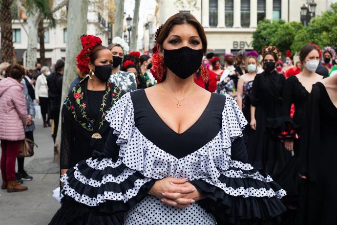 Archivo - Modelo vestida con traje de flamenca, en una manifestación organizada por Lunar off