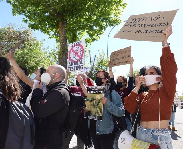 Varias personas protestan frente a las instalaciones del laboratorio Vivotecnia.