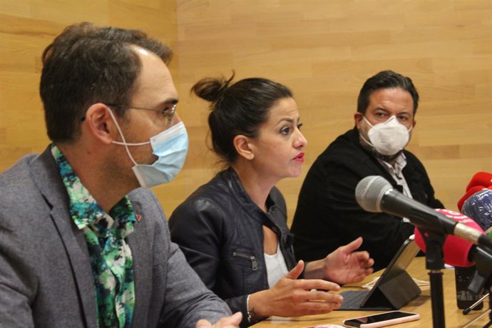 El coordinador de IU Andalucía, Toni Valero, y la eurodiputada Sira Rego, en una imagen de archivo.