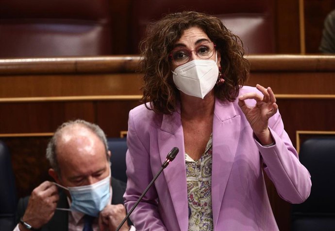 La ministra de Hacienda y portavoz del Gobierno, María Jesús Montero, interviene en una sesión de control al Gobierno en el Congreso