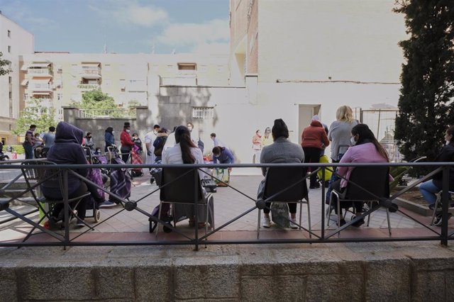 Archivo - Varias mujeres embarazas esperan sentadas en las inmediaciones de la Parroquia Santa María Micaela y San Enrique donde la Fundación Madrina