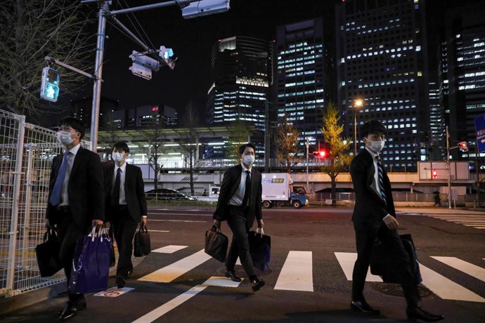 01 April 2021, Japan, Tokyo: Commuters walk towards Shinagawa train and subway stations. Tokyo confirmed more than 470 new coronavirus cases on Thursday. Photo: Stanislav Kogiku/SOPA Images via ZUMA Wire/dpa