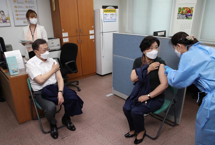 23 March 2021, South Korea, Seoul: South Korean President Moon Jae-in (L) and his wife Kim Jung-sook receive their AstraZeneca COVID-19 vaccine jabs at a public health facility. Photo: -/YNA/dpa