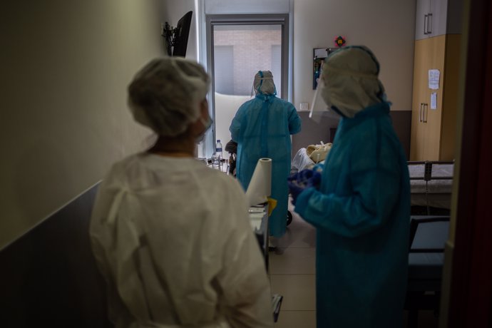 Voluntarios de la ONG Proactiva Open Arms realizan un test rápido de Covid-19 a un residente en su habitación de la Residencia Geriátrica Redós de Sant Pere de Ribes dentro de un ensayo clínico realizado a sanitarios de centros de mayores y residentes.