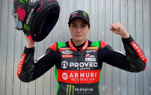 Archivo - Ana Carrasco posa como piloto de Kawasaki del Mundial de Supersport 300