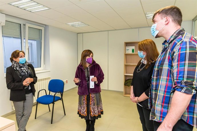 Archivo - La consejera de Empleo y Políticas Sociales, Ana Belén Álvarez, acompañada por la directora del ICASS, María Antonia Mora, asiste a la puesta en marcha del nuevo Servicio de valoración de la discapacidad (EVO II). Imagen de archivo