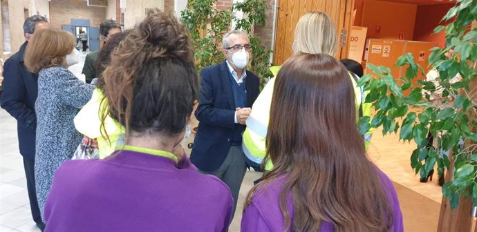 El delegado de Bienestar Social del Ayuntamiento de Sevilla, Juan Manuel Flores, en una imagen con vecinos.