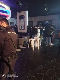 Desalojan una fiesta de madrugada en un pub de Sevilla con 57 personas sin mascarillas y con drogas