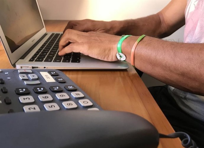 Archivo - Una persona realiza teletrabajo desde su domicilio.