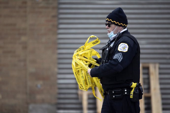 Archivo - 14 March 2021, US, Chicago: AChicago police officer works at the scene of a mass shooting in Chicago. at least 15 people were shot, two of them fatally, after a mass shooting at a party on Chicago's South Side early Sunday. Photo: Erin Hooley