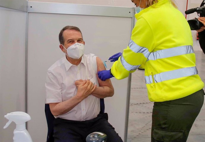 El alcalde de Vigo, Abel Caballero, recibe la primera dosis de la vacuna contra el Covid-19, a 18 de abril de 2021, en Vigo, Galicia (España). Caballero ha recibido este domingo la primera dosis en el Instituto Ferial de Vigo (Ifevi), tras ser citado po