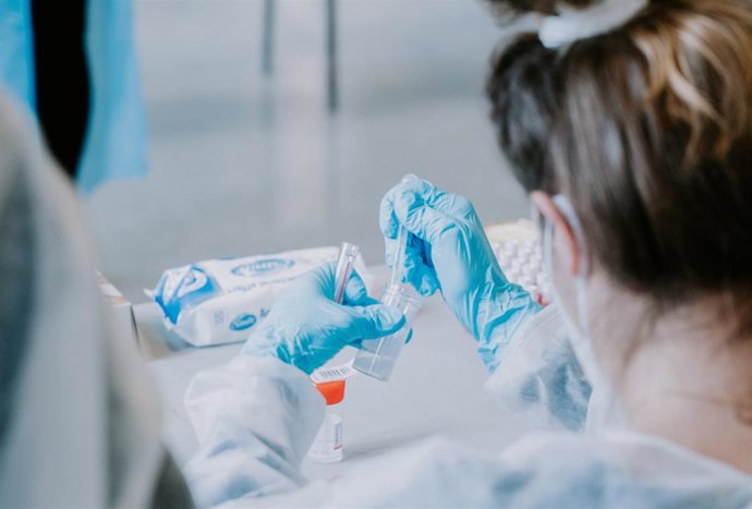 Una profesional sanitaria en una foto de archivo de Foment del Treball