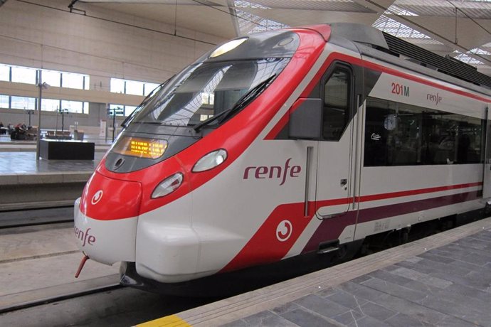 Archivo - Renfe aclara que su intención es recuperar el 100% de los servicios de tren regional en Aragón.