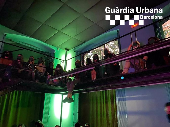 La Gurdia Urbana desallotja 54 persones d'una festa en un bar musical de Ciutat Vella, a Barcelona