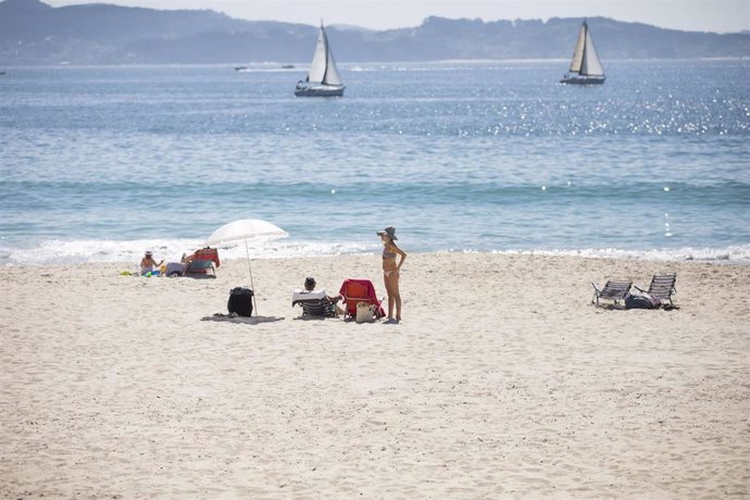 Varias persoas na praia de Sanxenxo, en Pontevedra, Galicia (España), a 27 de marzo de 2021.