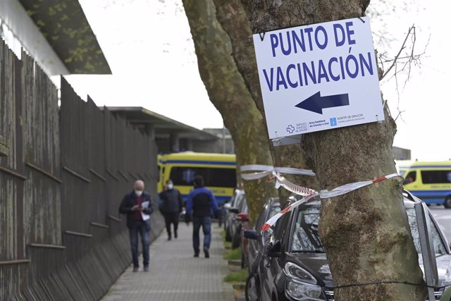 Indicaciones para el punto de vacunación en el Hospital Marítimo de Oza, en A Coruña, Galicia (España), a 24 de marzo de 2021. Galicia reanuda hoy, al igual que el resto de las comunidades españolas, la vacunación con AstraZeneca, y lo hará "donde se paró