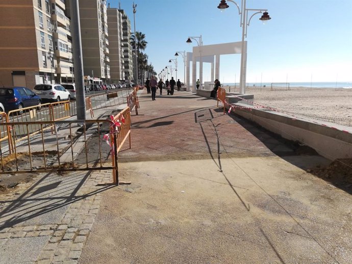 Archivo - Imagen de archivo de unas obras en el paseo marítimo de Cádiz. 
