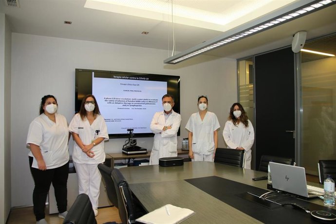 Equipo del Hospital Clínico que ha iniciado un ensayo Fase II para determinar la eficacia de un tratamiento con linfocitos T para la curación de la infección por Covid-19