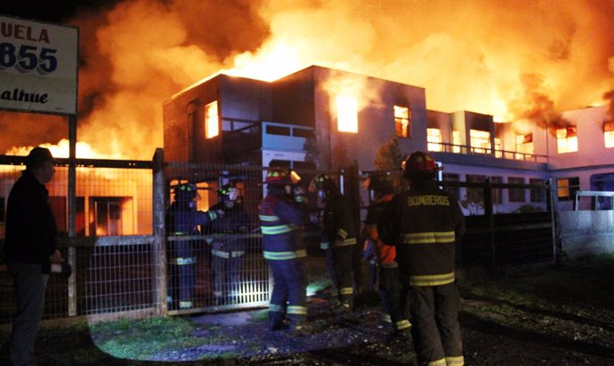 Archivo - Arxivo - Incendi provocat en una escola de l'Araucanía, a Xile