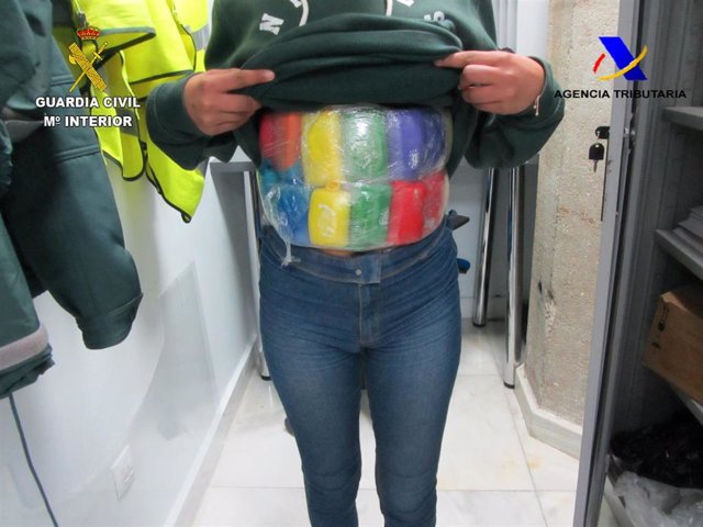 Detienen en el aeropuerto de Melilla a una menor y un joven con 32 tabletas de hachís adosadas a su cuerpo