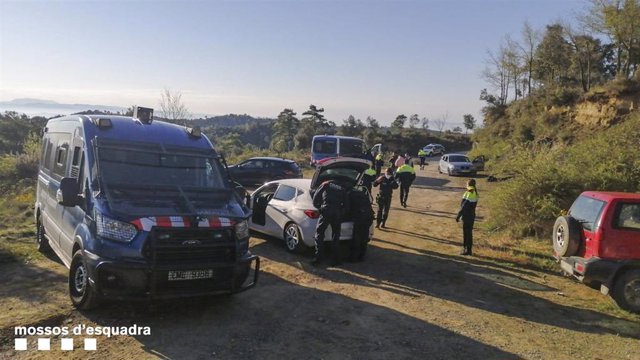 Los Mossos d'Esquadra denuncian a 105 personas que celebraban una fiesta en el Berguedà (Barcelona)