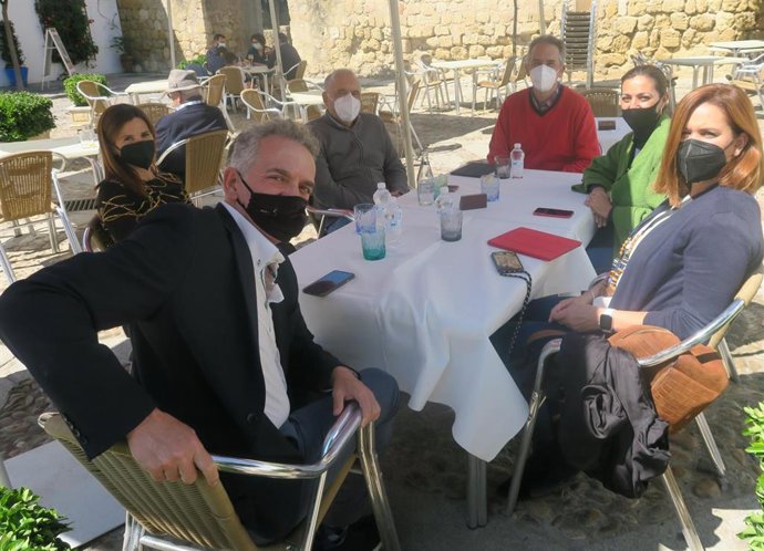 La portavoz del grupo municipal socialista de Córdoba, Isabel Ambrosio, en una reunión en el casco histórico.