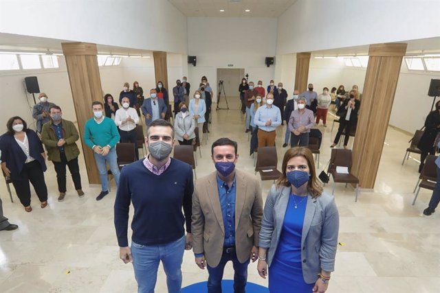 Ramón Fernández-Pacheco, Javier A. García y la alcaldesa de Benahadux, Noelia Damián, este domingo en la reunión del PP de Almería.