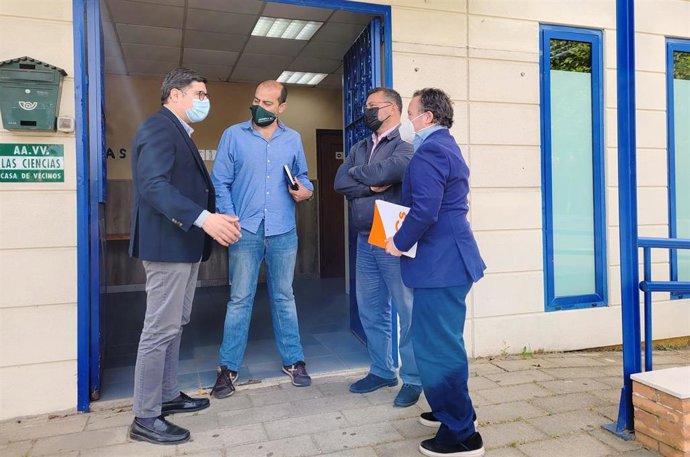 Imagen de la reunión del portavoz de Cs en el Ayuntamiento de Sevilla, Álvaro Pimentel, con la Asociación de Vecinos Las Ciencias de Sevilla Este.