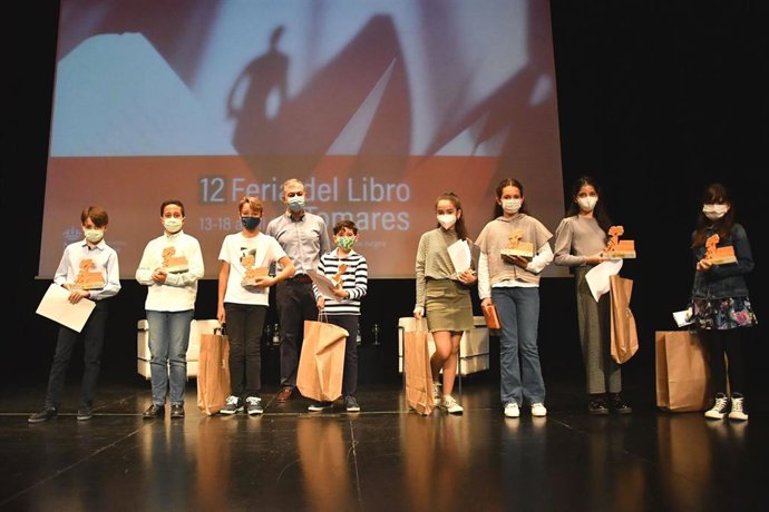 El alcalde de Tomares, José Luis Sanz, este domingo con los alumnos de 5 y 6 de Primaria ganadores del concurso sobre John Le Carré.
