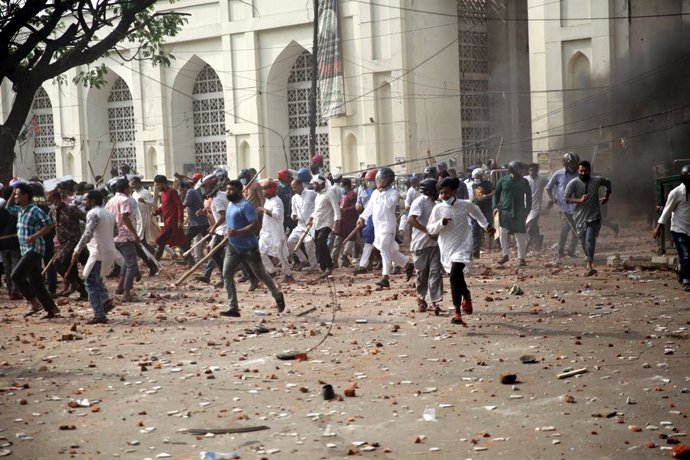 26 March 2021, Bangladesh, Dhaka: Activists from Islamist groups clash with Riot police in Baitul Mukarrom National Mosque area after Friday prayer during a protest against the visit of Indian Prime Minister Modi. Photo: Habibur Rahman/ZUMA Wire/dpa
