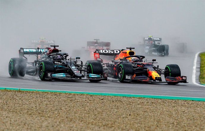 18 April 2021, Italy, Imola: British Formula One driver Lewis Hamilton of Team Mercedes (L) and Netherlands' Max Verstappen of team Red Bull Racing in action during the Emilia Romagna Grand Prix race at the Autodromo Enzo e Dino Ferrari. Photo: Hasan Br