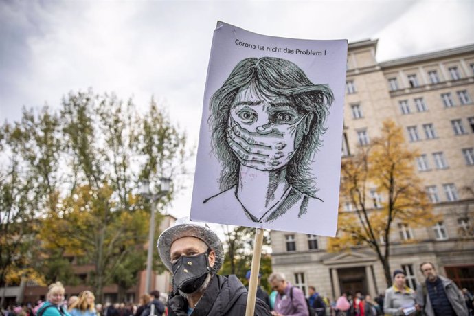 Manifestación de Pensamiento Lateral contra las restricciones por el coronavirus en Berlín, Alemania