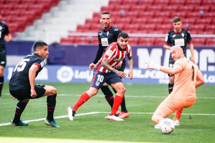 Angel Correa en el momento de anotar el 2-0 en el Atlético-Eibar de LaLiga Santander 2020-2021