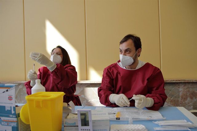Dos trabajadores sanitarios en un centro de vacunación en Napoles.