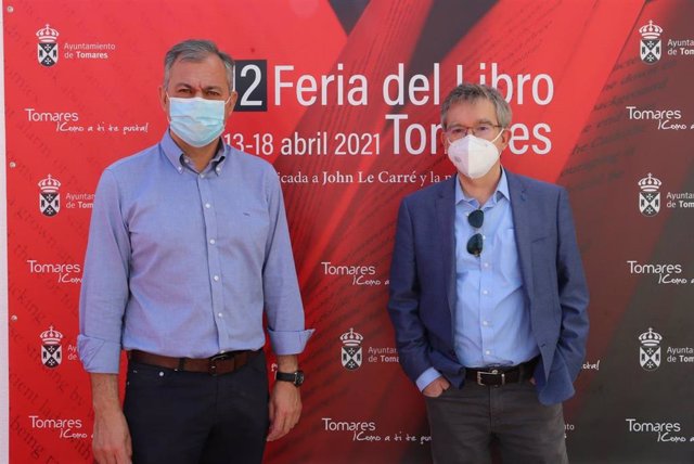 El alcalde de Tomares, José Luis Sanz, este domingo junto al escritor Santiago Posteguillo.