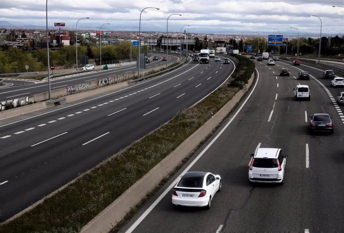Varios coches en la carretera A-1 a su paso por la Moraleja durante el primer día del puente por el Día del Padre, en Madrid (España), a 19 de marzo de 2021. 