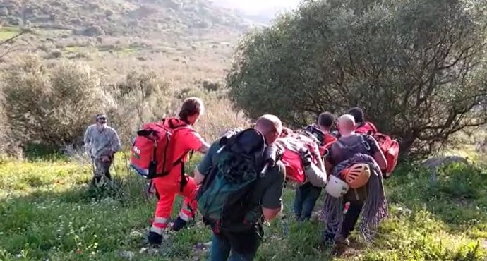 Efectivos de la Guardia Civil de Montaña de Málaga durante un rescate