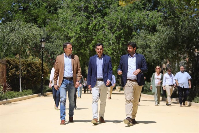 Archivo - El presidente de la Junta de Andalucía, Juanma Moreno, y su homólogo, Fernando López Miras, acompañados por Fulgencio Gil en una imagen de archivo.