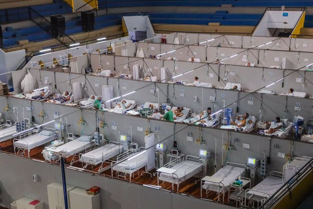 06 April 2021, Brazil, Santo Andre: People infected with coronavirus receive treatment the COVID-19 wards of a field hospital built inside an indoor arena. Photo: Vanessa Carvalho/ZUMA Wire/dpa