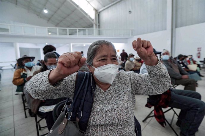 Una mujer celebra haber recibido el imunizador contra la COVID-19 en México