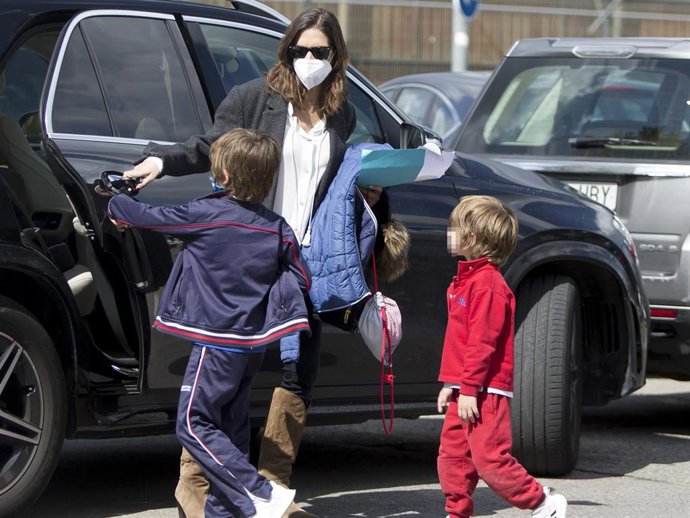 Sara Carbonero ha recogido a sus hijos en el colegio ya como mujer divorciada