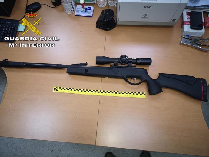 Carabina intervenida al investigado