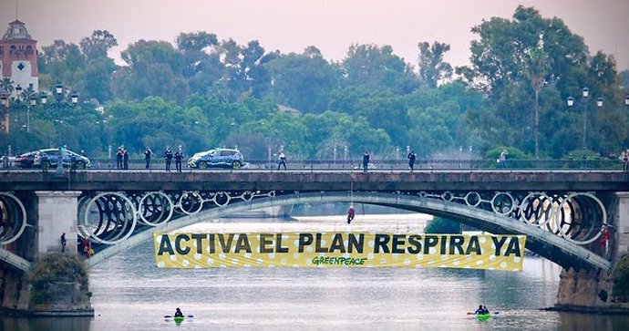 Acción de Greenpeace en el puente de Triana