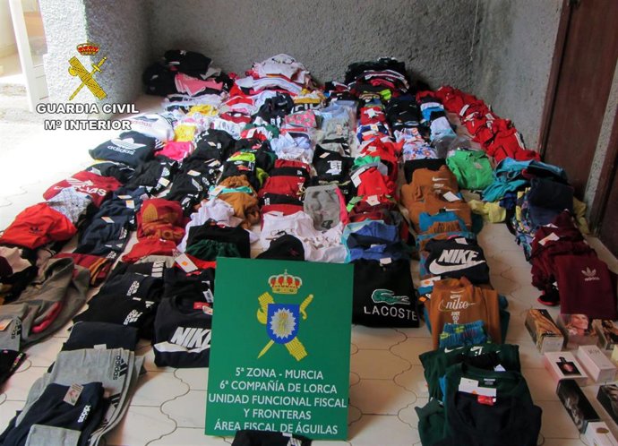 Guardia Civil se incauta de cerca de 350 prendas de vestir y 20 perfumes falsificados en un comercio de Águilas