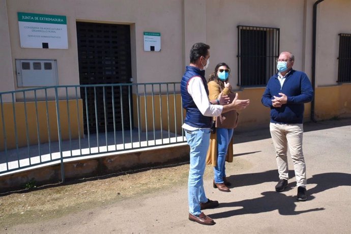 El presidente del PP extremeño, José Antonio Monago, en una visita a Santa Marta de los Barros (Badajoz)