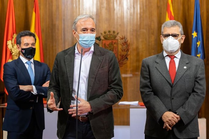 El alcalde de Zaragoza, Jorge Azcón, y el rector de la UZ, José Antonio Mayoral, impulsan un programa de alojamiento para la comunidad universitaria.