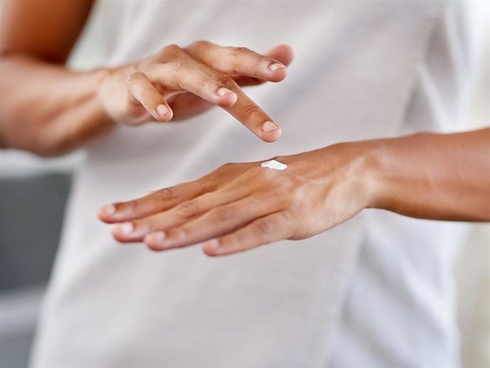 Las manos se resecan con la subida de las temperaturas y la mayor exposición a agresiones externas