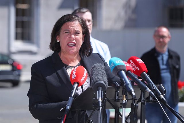 Archivo - 15 June 2020, Ireland, Dublin: Sinn Fein leader Mary Lou McDonald speaks to the media at Leinster House in Dublin, after Fianna Fail, Fine Gael and the Greens finalised the text of a draft programme for government four months on from the elect